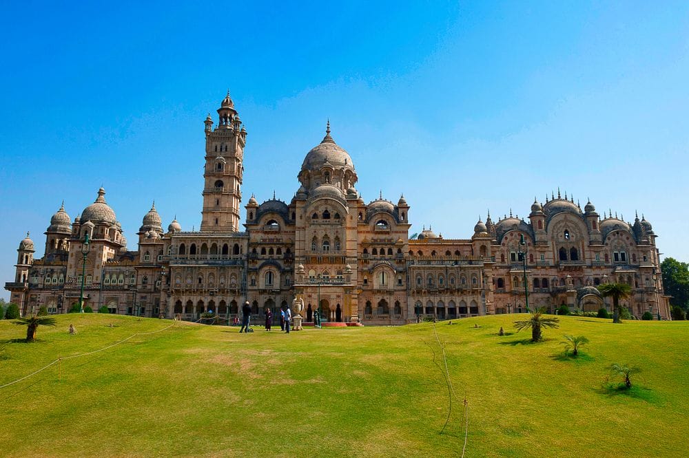 A Guide to Reaching Laxmi Vilas Palace: The Perfect Place For All Celebration - Zoomcar