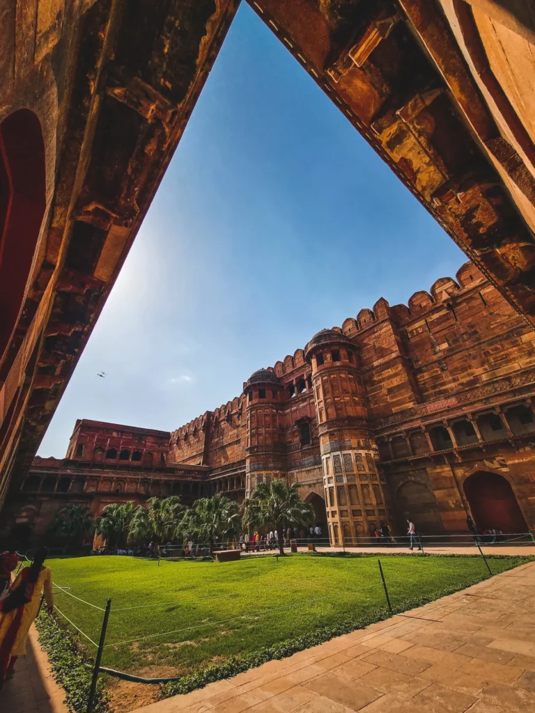 places to visit between delhi and agra